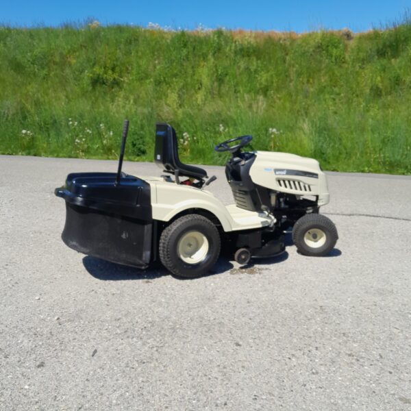 Tracteur à gazon MTD.