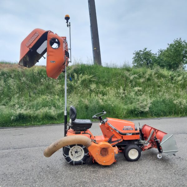 Tracteur, tondeuse, chasse-neige Kubota G1700.