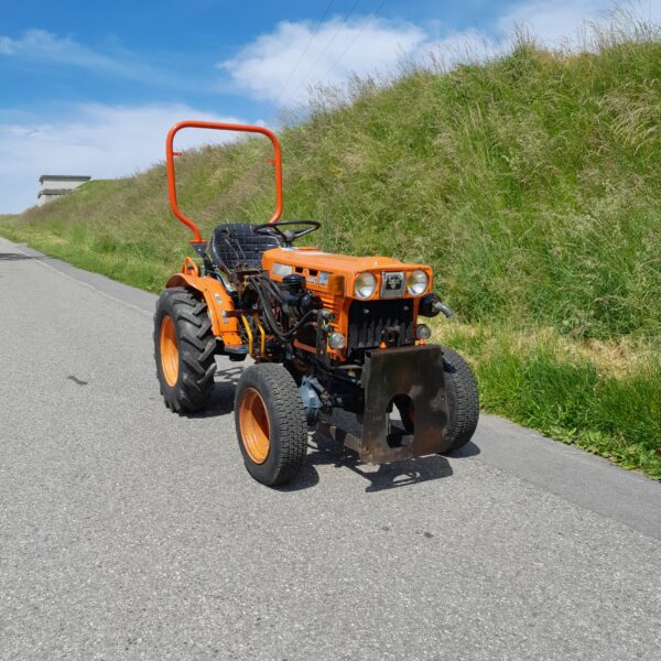 Tracteur Kubota B7100.