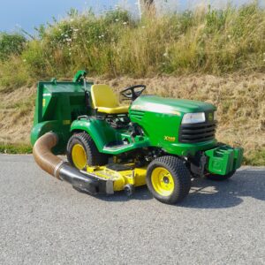 Tracteur à gazon John-Deere X748.