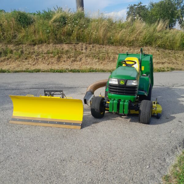 Tracteur à gazon John-Deere X748. – Image 2