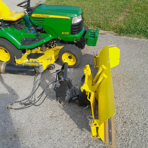 Tracteur à gazon John-Deere X748. – Image 3