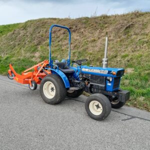 Tracteur Iseki 2160 avec tondeuse à parc.