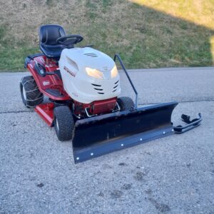 Tracteur à gazon pour herbes hautes.